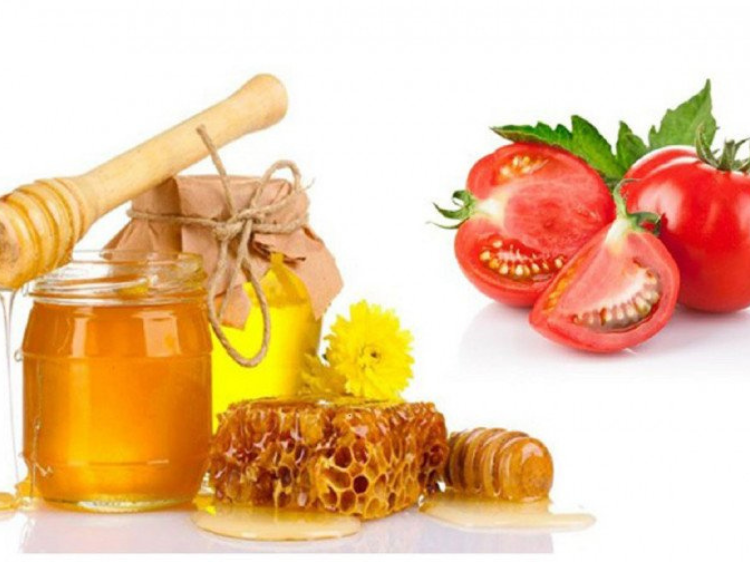 tắm trắng bằng cà chua và mật ong