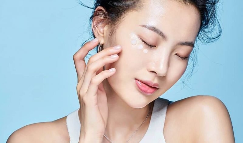 Sử dụng kem chống nắng đều đặn - cách làm trắng da mặt an toàn hiệu quả