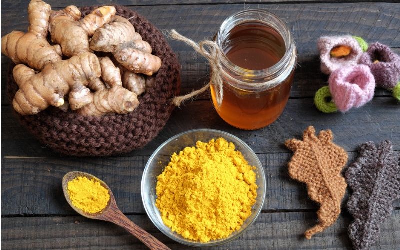 Đắp mặt nạ nghệ tươi + mật ong