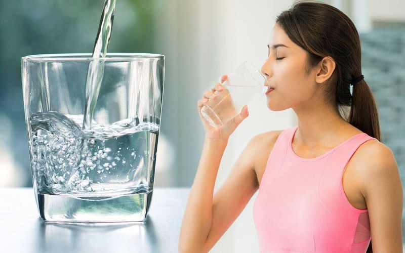 Cách giảm mỡ mặt - uống đủ nước mỗi ngày