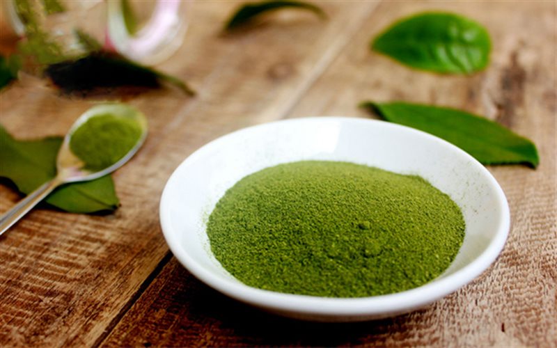 Tắm trắng bằng bột trà xanh có bắt nắng không?