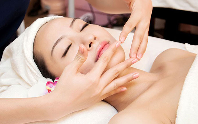 Massage mặt - làm đẹp da mặt hiệu quả sau sinh
