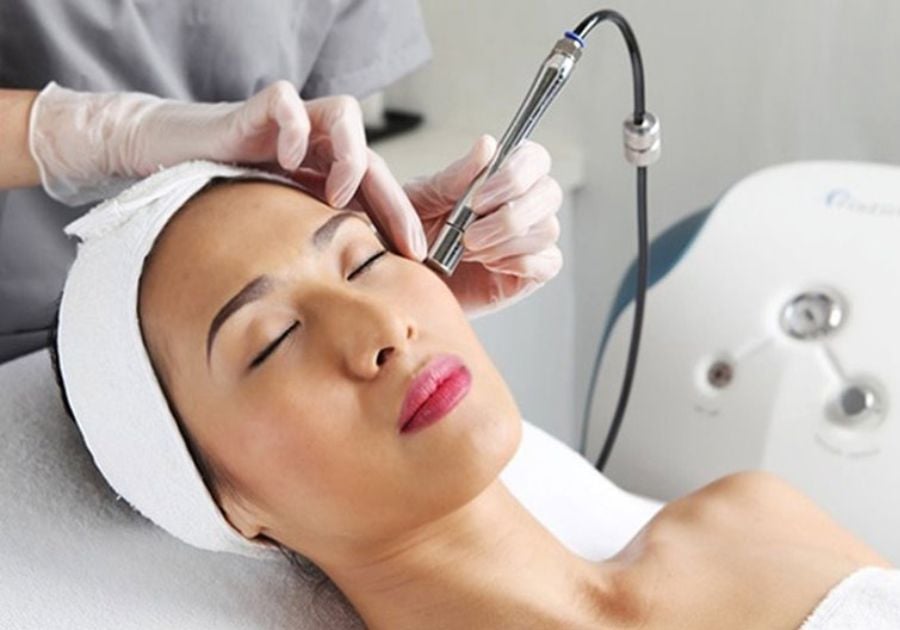 Laser trị nám bằng cách sử dụng tia laser để phá vỡ Melanin – sắc tố, thành các hạt nhỏ, sau đó được tế bào bạch cầu loại bỏ ra ngoài