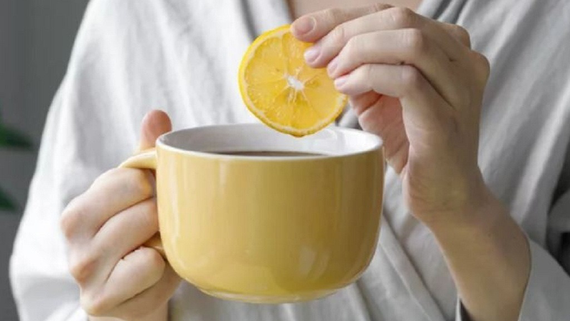 uống chanh nóng mỗi sáng
